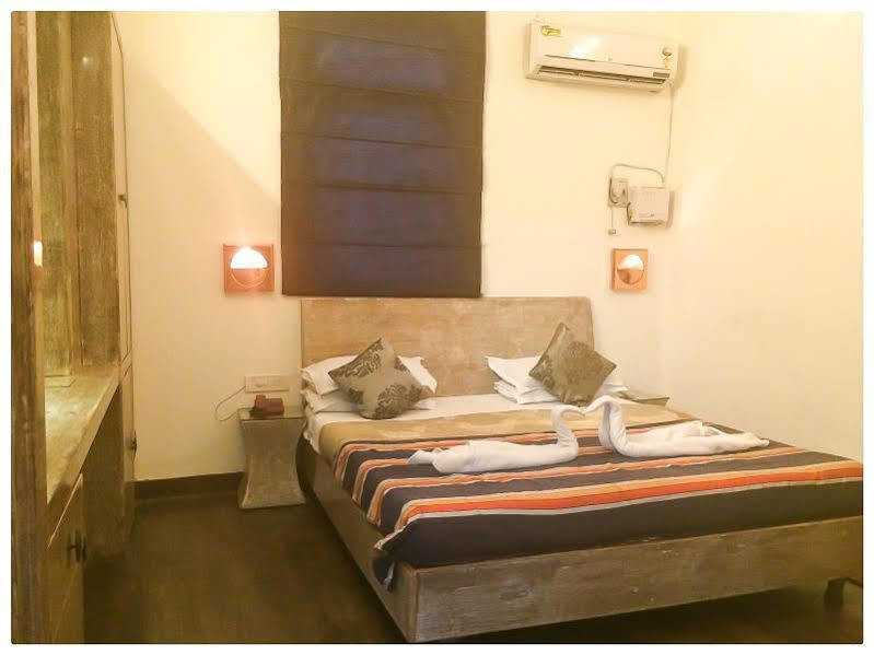 Itsy Hotels Banana Boutique Варанаси Екстериор снимка