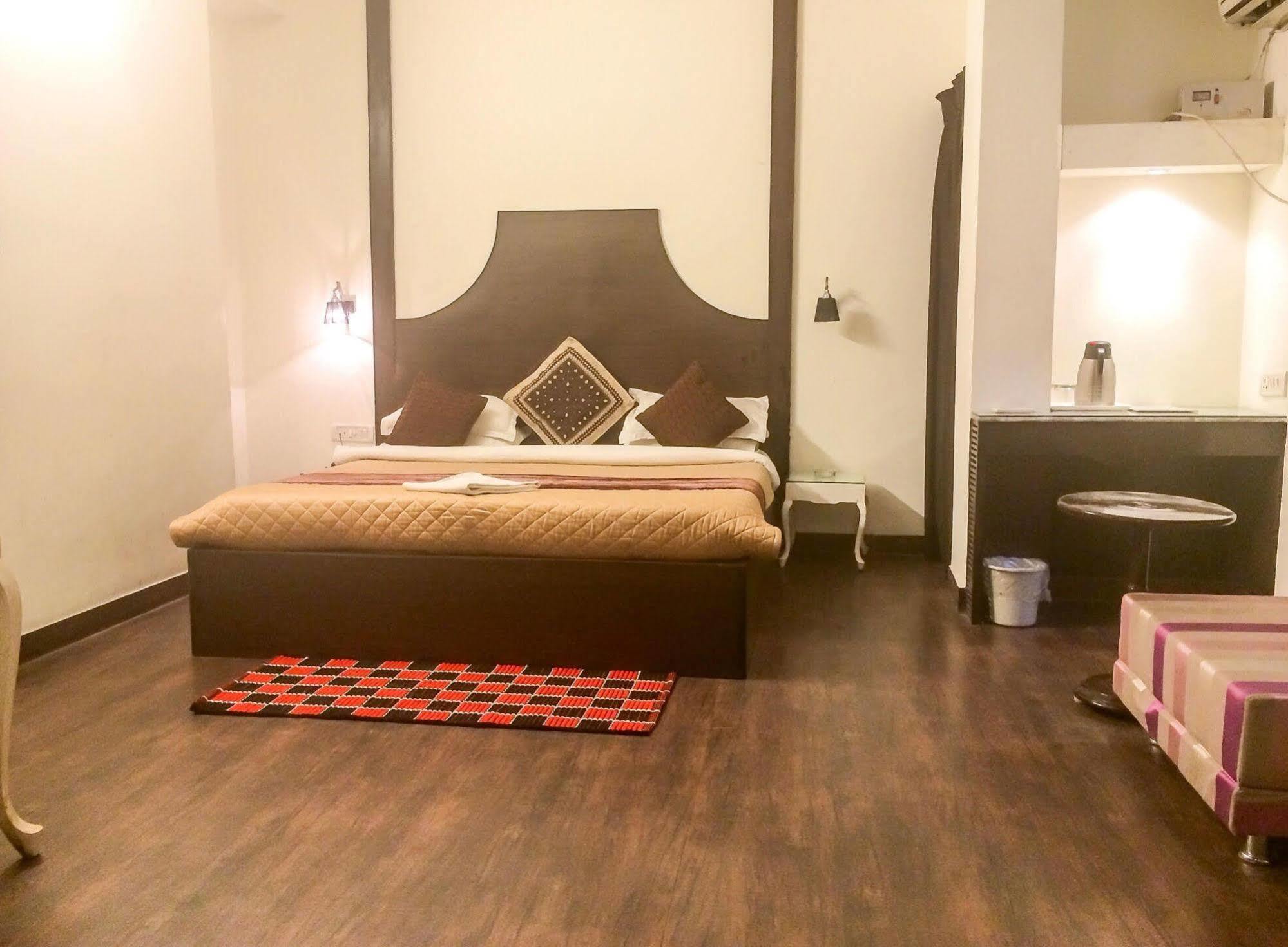 Itsy Hotels Banana Boutique Варанаси Екстериор снимка